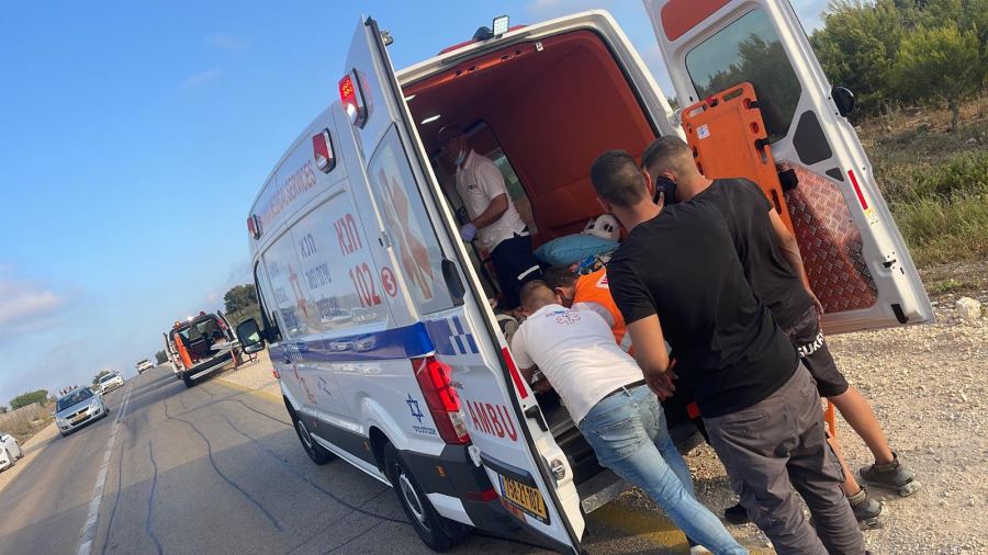 انقلاب مركبة واصابة سيدة وطفلها بالشمال